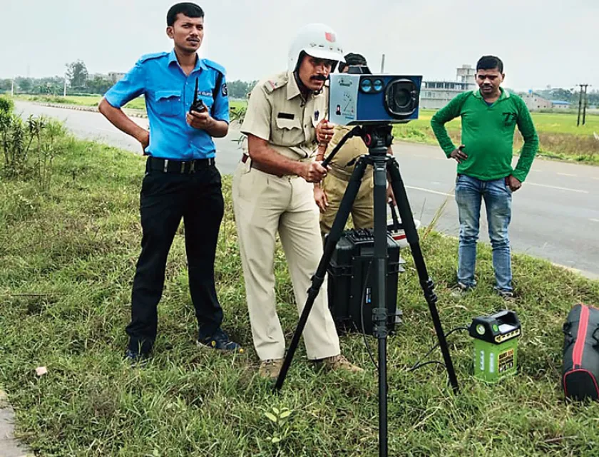  Kalyani Expressway : স্পিড লেজার গান হাতে ট্র্যাফিক গার্ড