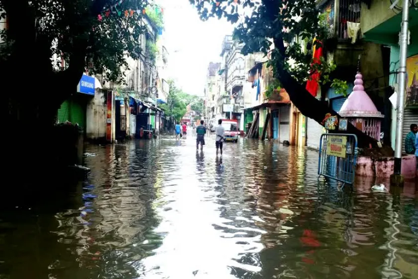 Kolkata : বৃষ্টিতে থমকে শহর