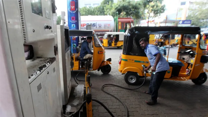 Gas Price Hike: এক ধাক্কায় অনেকটা বাড়ল অটোর গ্যাস রিফিলিংয়ের দাম! পকেটে চাপ পড়বে আমজনতার?
