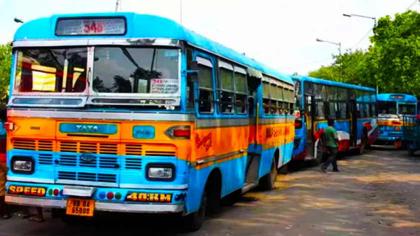 Kolkata Buses: বয়স নয়, স্বাস্থ্যই আসল! কোর্টের নির্দেশে হাঁসি ফিরল পুরোনো বাস মালিকদের মুখে
