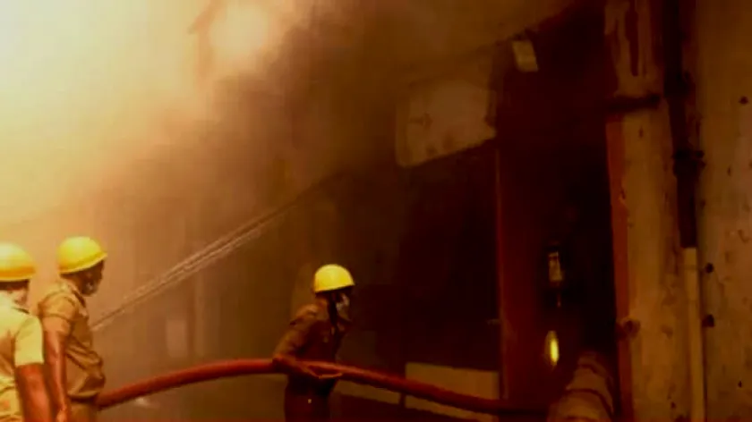 Kolkata: কলকাতায় ফের ভয়ঙ্কর অগ্নিকাণ্ড! ধোঁয়ায় ঢাকল সম্পূর্ণ এলাকা