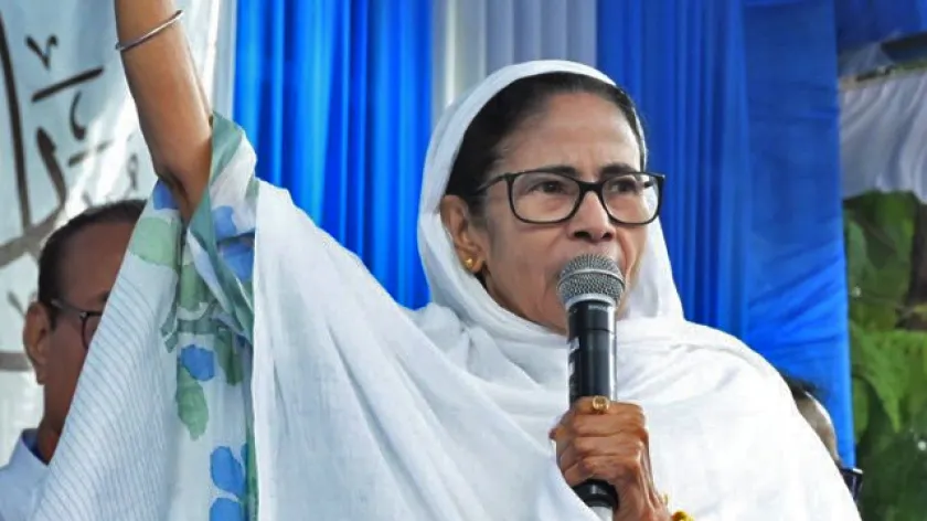 Mamata Banerjee: ঈদের অনুষ্ঠানকে রাজনৈতিক মঞ্চে পরিণত করলেন মমতা