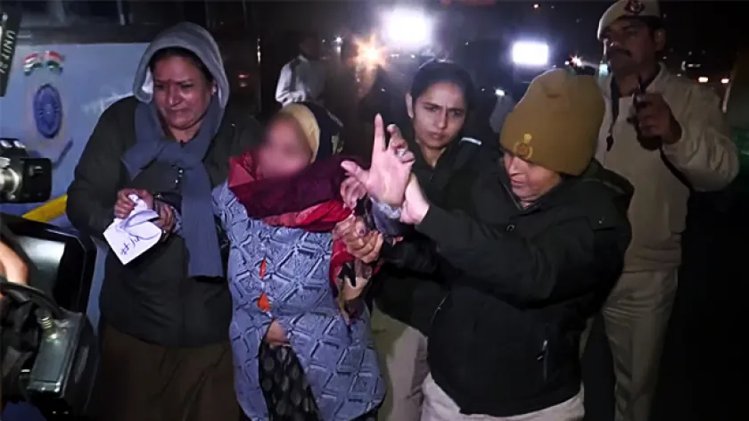 Unnao Case: জামিন পেয়ে খোশমেজাজে কুলদীপ! নির্যাতিতা ও তাঁর মাকে প্রতিবাদও করতে দিল না পুলিশ