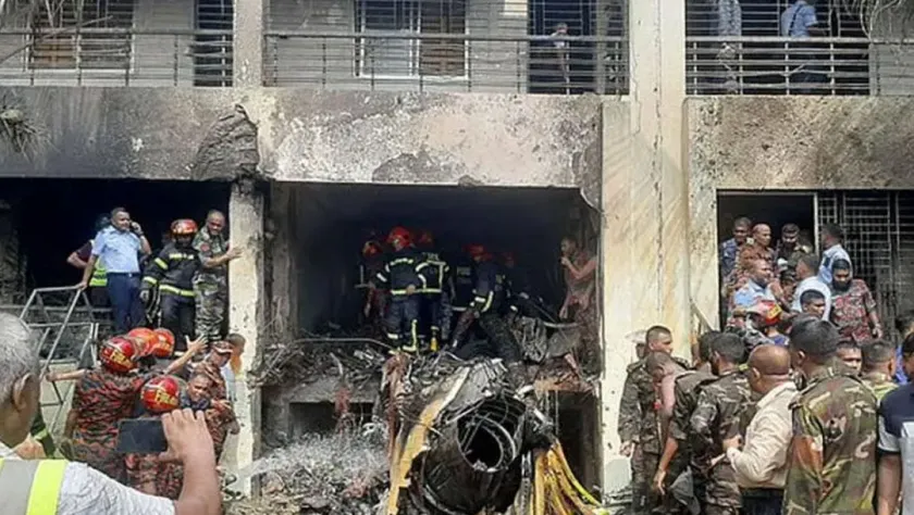Dhaka : শিক্ষাপ্রতিষ্ঠানে বিমান দুর্ঘটনা