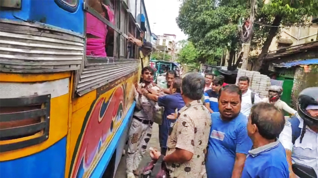 Howrah: দাদাগিরি, তোলাবাজির দিন শেষ! ৭২ নম্বর রুটে বাসে তাণ্ডব চালিয়ে গণপিটুনির মুখে দুষ্কৃতী