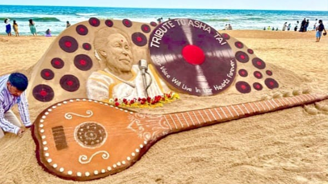 Asha Bhosle: পুরীর সমুদ্র সৈকতে সঙ্গীতশিল্পীকে বিশেষ শ্রদ্ধা