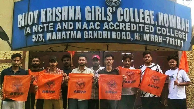 Howrah: বিজয়কৃষ্ণ গার্লস কলেজের সামনে ABVP -র পতাকা হাতে একাধিক যুবক! ছবিতে বিতর্ক