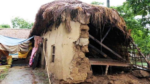 Bankura: টানা বৃষ্টির জের, বাঁকুড়ায় মাটির বাড়ির দেওয়াল চাপা পড়ে মৃত্যু ৩ জনের