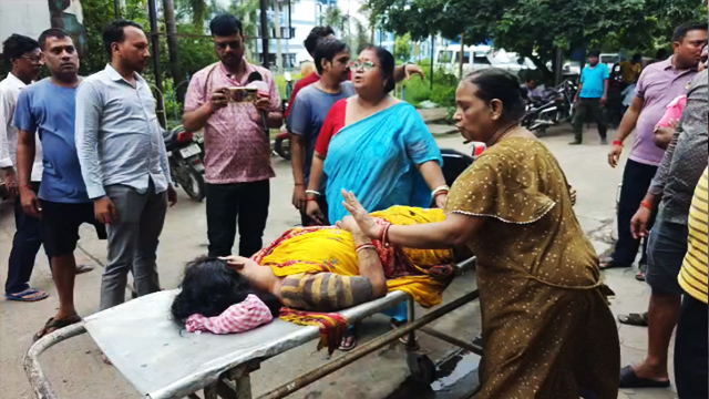 Howrah: সাতসকালে বেলুড়ে পাঁচিল ভেঙে পড়ে ভয়াবহ দুর্ঘটনা! আশঙ্কাজনক অবস্থায় হাসপাতালে গৃহবধূ