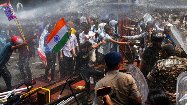 Bihar Protest: প্রশ্নফাঁস নিয়ে বিক্ষোভে উত্তাল পাটনা, চলল জলকামান! দাবিতে অনড় ছাত্র ও চাকরিপ্রার্থীরা