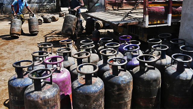LPG Price: ভোট মিটতেই একধাক্কায় ৯৯৪ টাকা বাড়ল বাণিজ্যিক গ্যাসের দাম