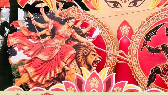 Durga Puja: দেবী দুর্গার ৯ টি হাত, তিন হাতে ধরা বল্লম! ধর্মতলার কাটআউট ঘিরে নতুন বিতর্ক