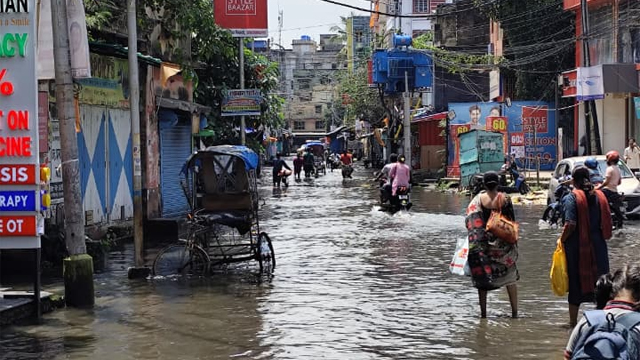 Weather Update: এখনও সক্রিয় ঘূর্ণাবর্ত! মঙ্গলবারেও বৃষ্টিতে ভাসবে শহর?