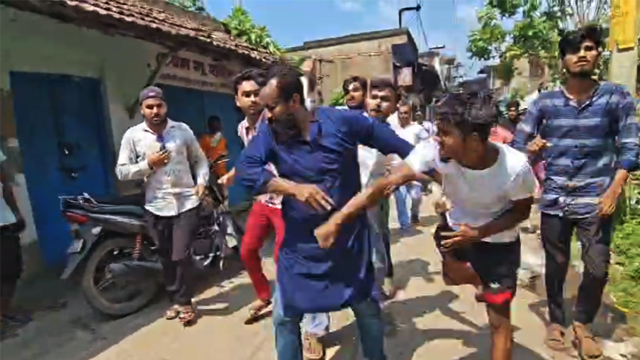 Howrah: পাঁচলার পুলগোস্তিয়ায় আইএসএফ-তৃণমূলের ব্যাপক সংঘর্ষ! পরিস্থিতি নিয়ন্ত্রনে লাঠিচার্জ পুলিশের