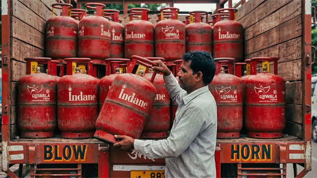 LPG Price: অন্তত ৪০ টাকা বাড়তে চলেছে ঘরোয়া রান্নার গ্যাসের দাম