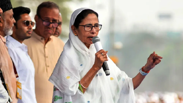 Mamata Banerjee: ধৰ্মীয় গোঁড়ামির মন্তব্য! প্রাক্তন মুখ্যমন্ত্রীর বিরুদ্ধে আদালতে অভিযোগ
