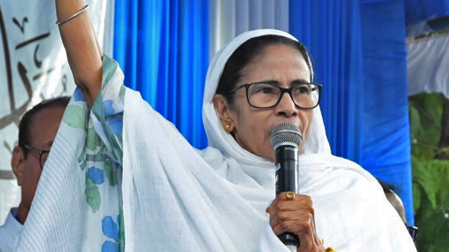 Mamata Banerjee: ঈদের অনুষ্ঠানকে রাজনৈতিক মঞ্চে পরিণত করলেন মমতা