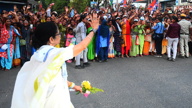 Howrah: রাস্তার দু-ধারে জনজোয়ার! বুধবারেও হাওড়ায় জমকালো পদযাত্রা মমতার