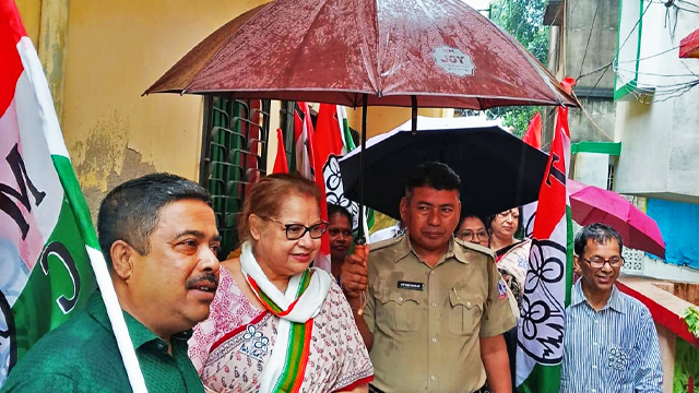 Howrah: নির্বাচনী প্রচারে প্রার্থীর মাথায় ছাতা হাতে পুলিশকর্মী! ছবি ঘিরে বিতর্ক