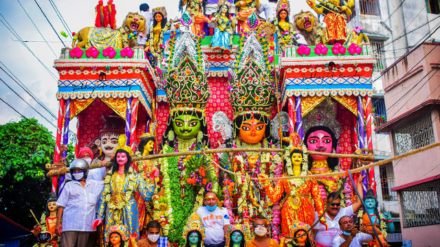 Howrah: ঠাকুর নিজের মতো যাবেন! সরকারের পরিবর্তনে কোনও প্রভাব নেই রামরাজার নিরঞ্জন শোভাযাত্রায়