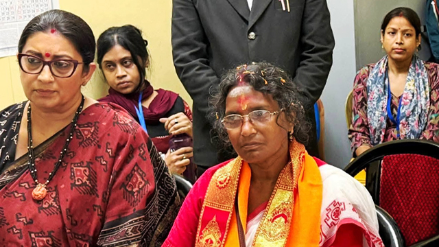 Election Update: পাশে স্মৃতি ইরানি! নমিনেশন ফাইল করলেন অভয়ার মা