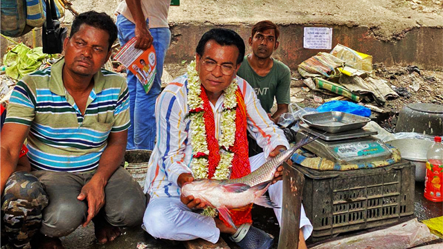 Howrah: রবিবার সকালে প্রচারে বেরিয়ে মাছ কাটতে বসলেন রুদ্রনীল