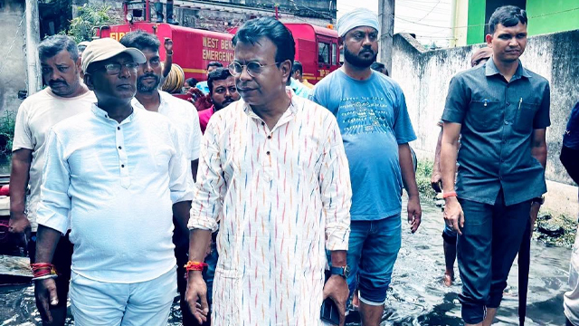 Howrah: বৃষ্টিতে জমা জল সরাতে পথে নামল দমকল! তৃণমূল সরকারকে বিঁধলেন বিধায়ক রুদ্রনীল