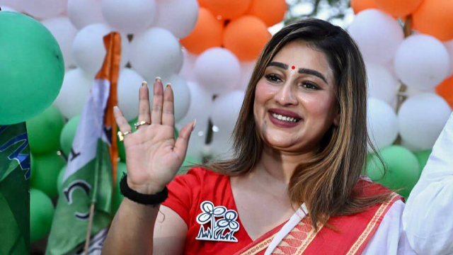 Sayantika Banerjee: তৃণমূলের তারকা প্রার্থীর ঘাড়ে পাহাড়প্রমাণ ঋণের বোঝা