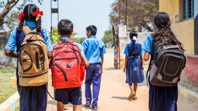 School Bags: কমাতে হবে পড়ুয়াদের ব্যাগের ওজন! নয়া নির্দেশিকা শিক্ষা দফতরের