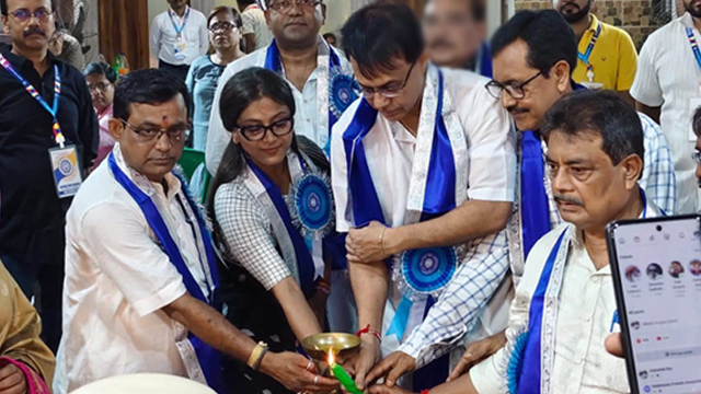 Howrah:অনুপস্থিত অরূপ রায়! হালদারপাড়া ফ্রেন্ডসের পুজোর অনুষ্ঠানে মিলেমিশে একাকার তৃণমূল-বিজেপি