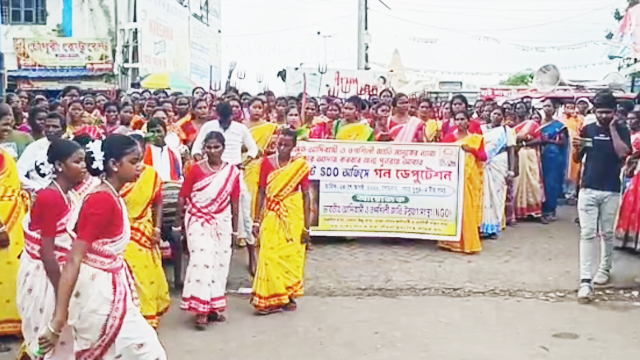 Basirhat: সাত দফা দাবীতে অনড় মহিলারা! হাতে তীর ধনুক ও ত্রিশূল নিয়ে মহকুমা শাসকের দপ্তরে বিক্ষোভ