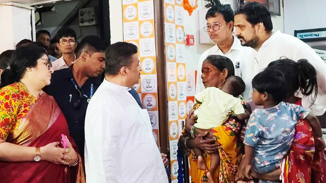 Suvendu Adhikari:অবশেষে ফুটপাতবাসীর সঙ্গে সাক্ষাৎ মুখ্যমন্ত্রীর,চর্চায় রাজ্যরাজনীতি!