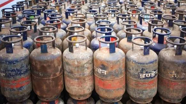 LPG Gas Cylinder: কমলো বাণিজ্যিক গ্যাসের দাম,খুশির আবহাওয়া বনিক মহলে!  