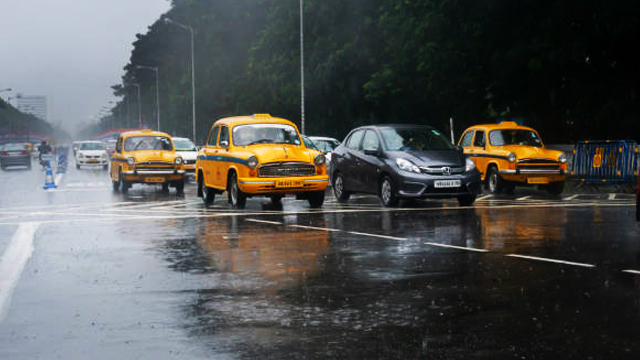 Weather Update: দিনভর শহর জুরে মেঘলা আকাশ, চলবে বৃষ্টির দাপট!